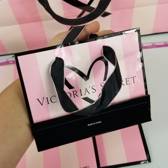 Lot of 5 Victoria secret Gift Bags (4 Sizes) - Picture 6 of 7